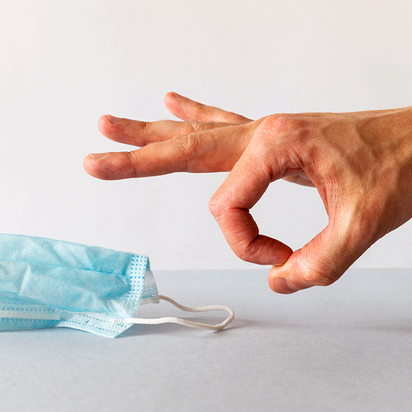 Maske Hand wegschnipsen iStock Dima Berlin.jpg