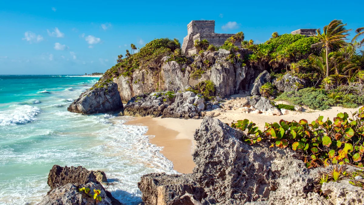 75d7e4abdd8b-Mexiko-Tulum-iStock-SL_Photography Mexiko Tulum Strand Pyramide iStock SL_Photography.jpg