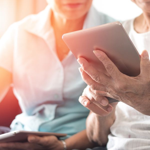 Digitalisierung Pflegeheim Dokumentation Foto iStock Pornpak Khunatorn