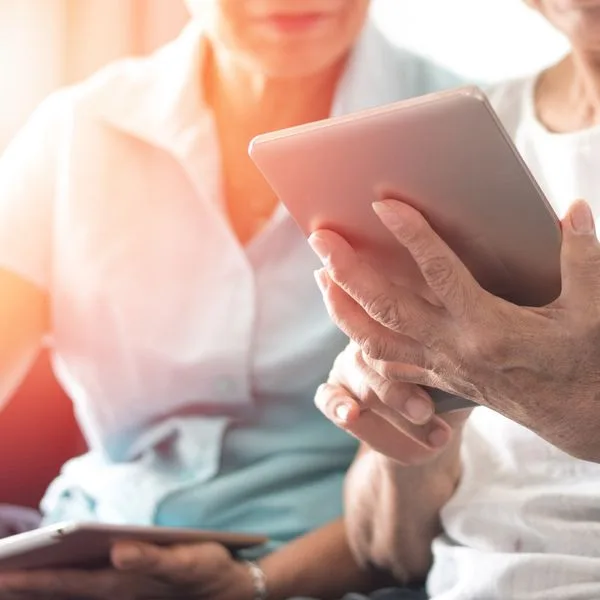 Digitalisierung Pflegeheim Dokumentation Foto iStock Pornpak Khunatorn