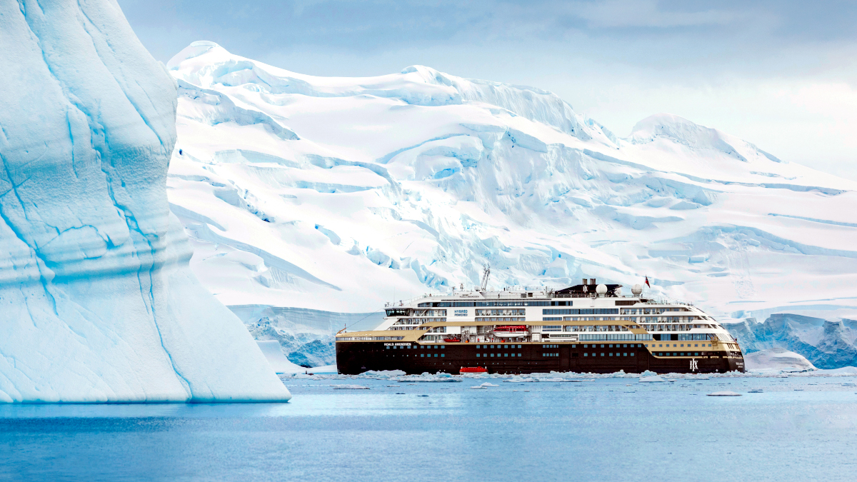 HX Expeditions Antarktis Fournier Bay Roald Amundsen Foto HX Ted Gatlin.JPG