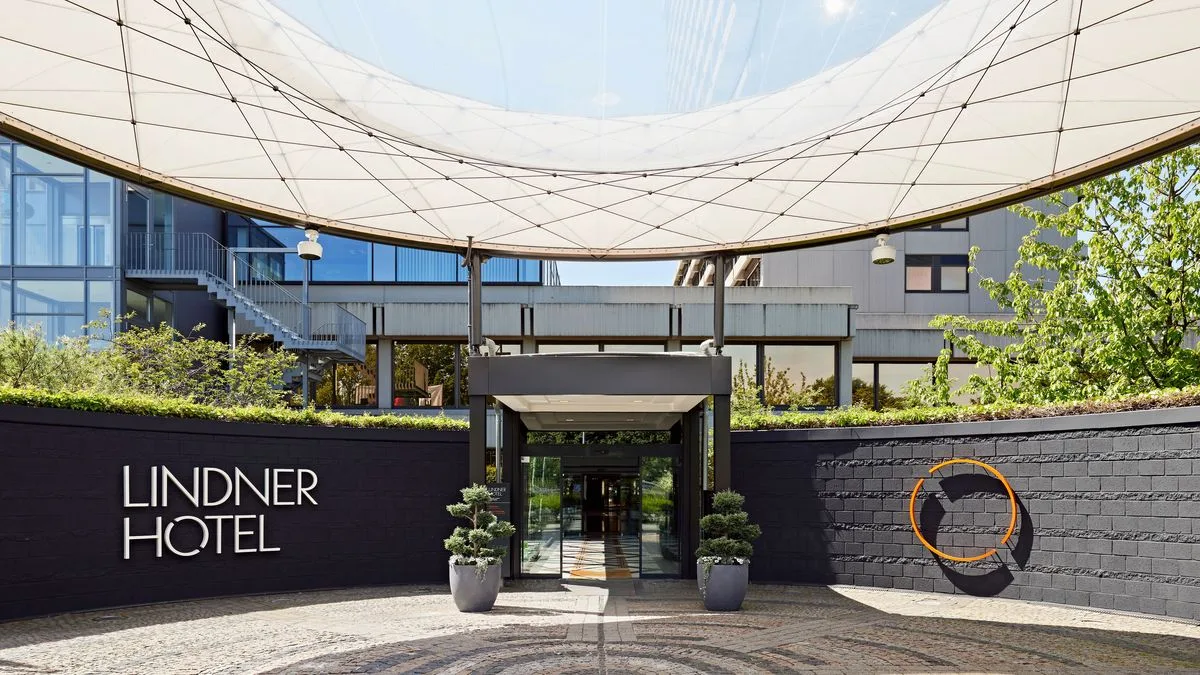b30438f5b022-Lindner-Re-Branding-im-Hotel-Eingangsbereich-Foto-Lindner-Hotels Lindner Re-Branding im Hotel-Eingangsbereich Foto Lindner Hotels
