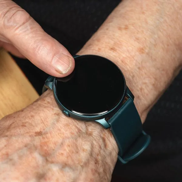 Smartwatch Senioren Foto iStock Lubo Ivanko