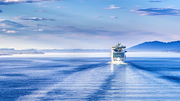 Kreuzfahrtschiff zieht Wellen Foto iStock Cassinga Kreuzfahrtschiff zieht Wellen Foto iStock Cassinga