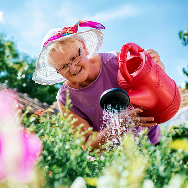Garten Alte Frau Blumen Gießkanne iStock Bobex-73.jpg
