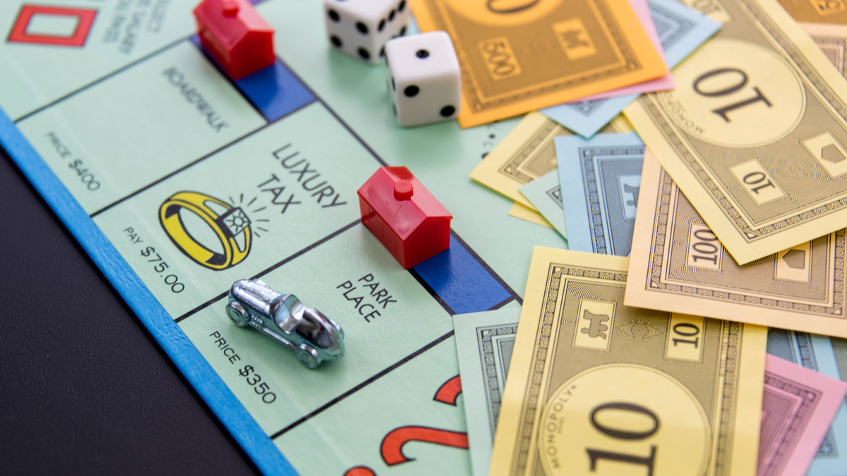 Monopoly-Auto auf Park Place mit hotel – Foto iStock martince2