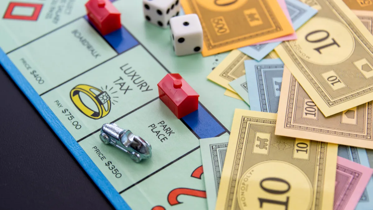 Monopoly-Auto auf Park Place mit hotel – Foto iStock martince2 (2) Monopoly-Auto auf Park Place mit hotel – Foto iStock martince2