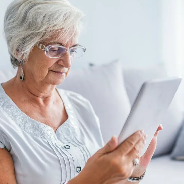 Senioren Tablet Pflegeheim Foto iStock dragana991