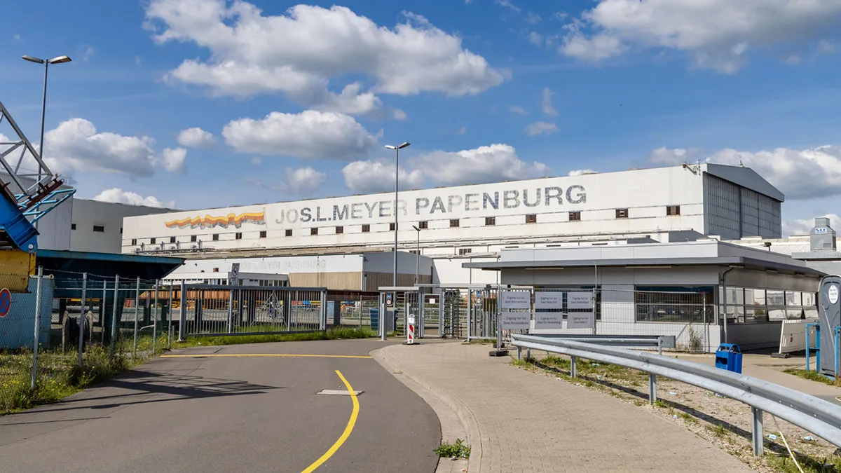 806a74e30969-Meyer-Werft-Papenburg-iStock-HildaWeges-1365858231-Wiederhergestellt Meyer-Werft Papenburg