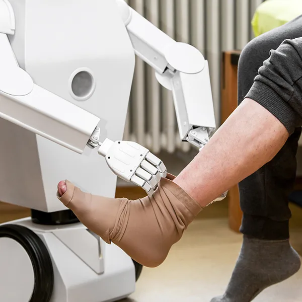 Pflege Roboter Stützstrümpfe iStock miriam-doerr.jpg