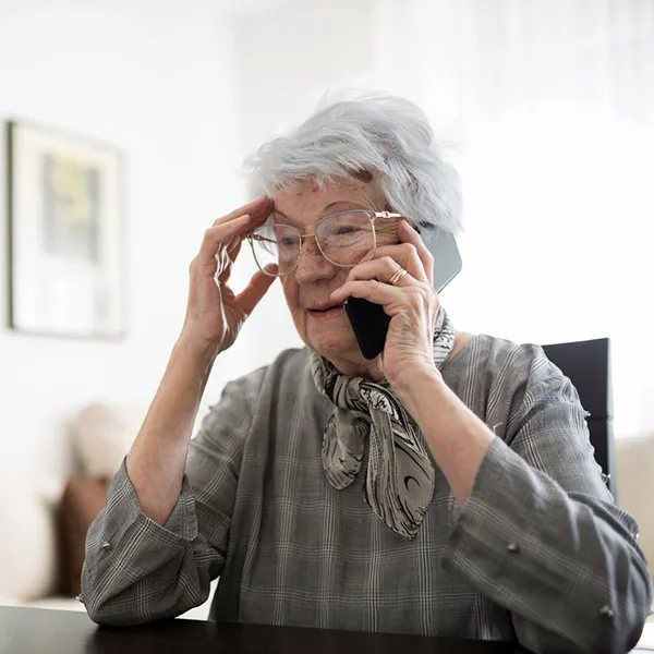 Alte Frau mit Telefon Begutachtung iStock Gligatron.jpg