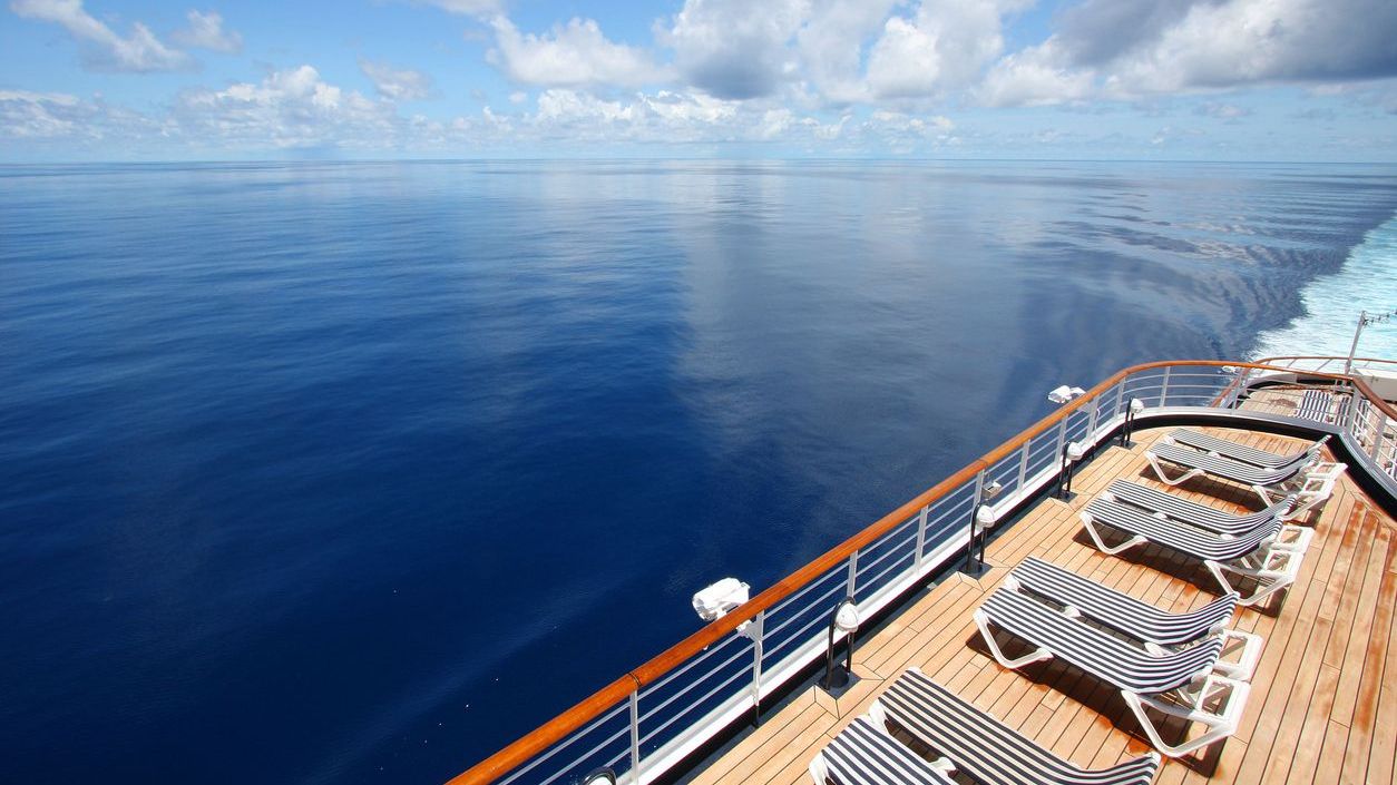 Kreuzfahrt Symbolbild Deck Ozean Sonnenstühle Sonnendeck Heck