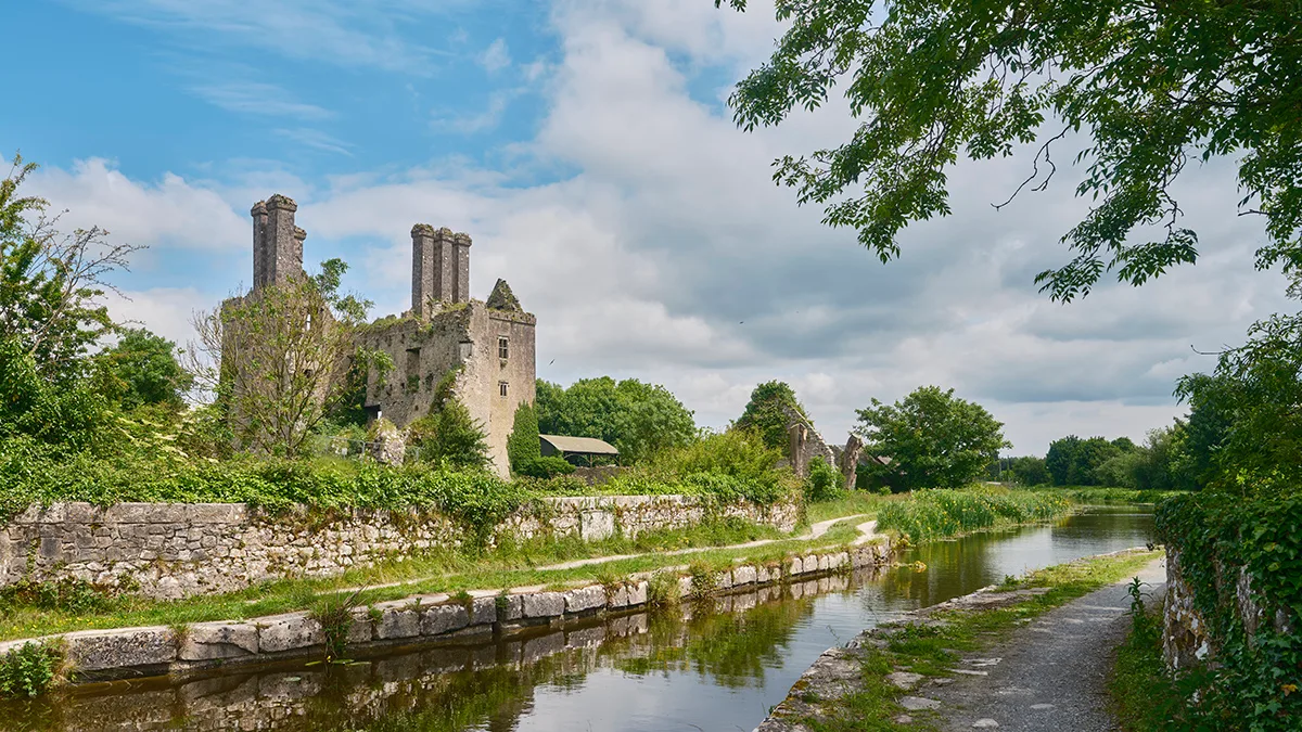 886af4d8b025-Ballycowan-Castle-Trail-Grand-Canal-Way-Greenway-Co-Offaly_1200x675 Irland Offaly Grand Canal Way Ballygowan Castle Tourism Ireland/Roamer