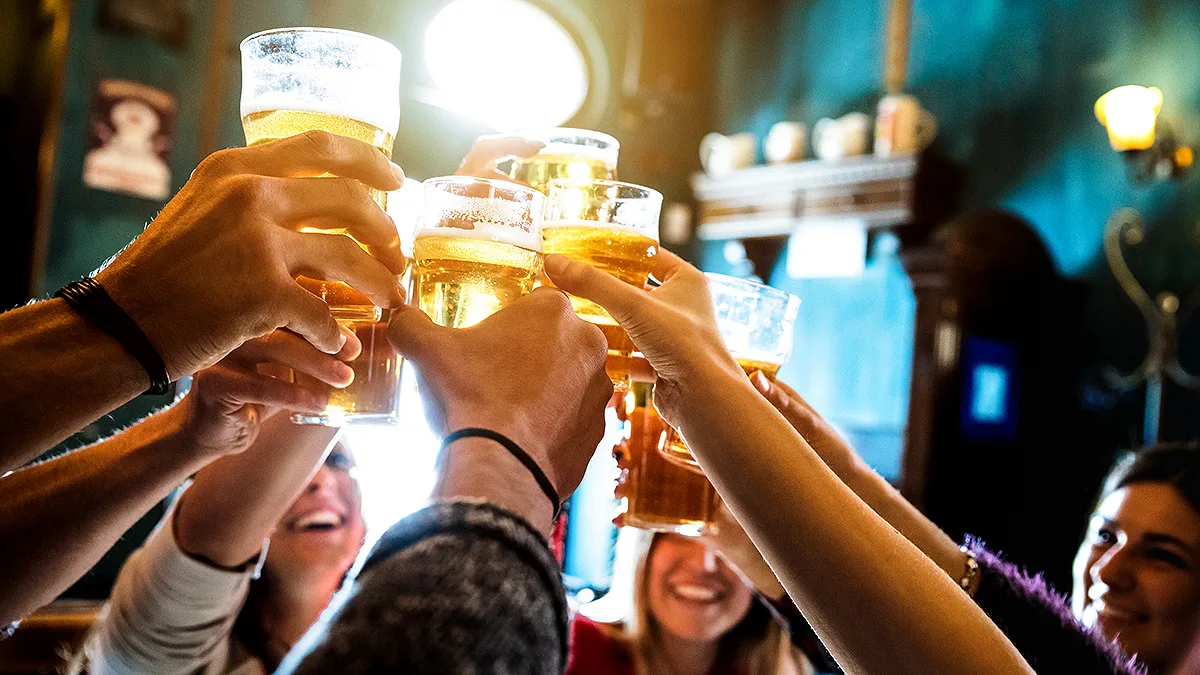 Irland Pub Bier Hoch die Gläser Prost Foto iStock ViewApart Irland Pub Bier Hoch die Gläser Prost
