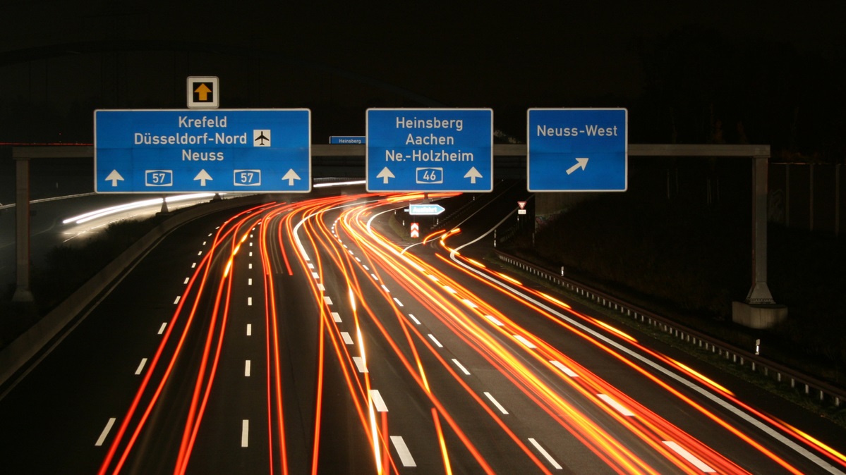 Autobahn Interchange Neuss West iStock Foto Stephan Walochnik