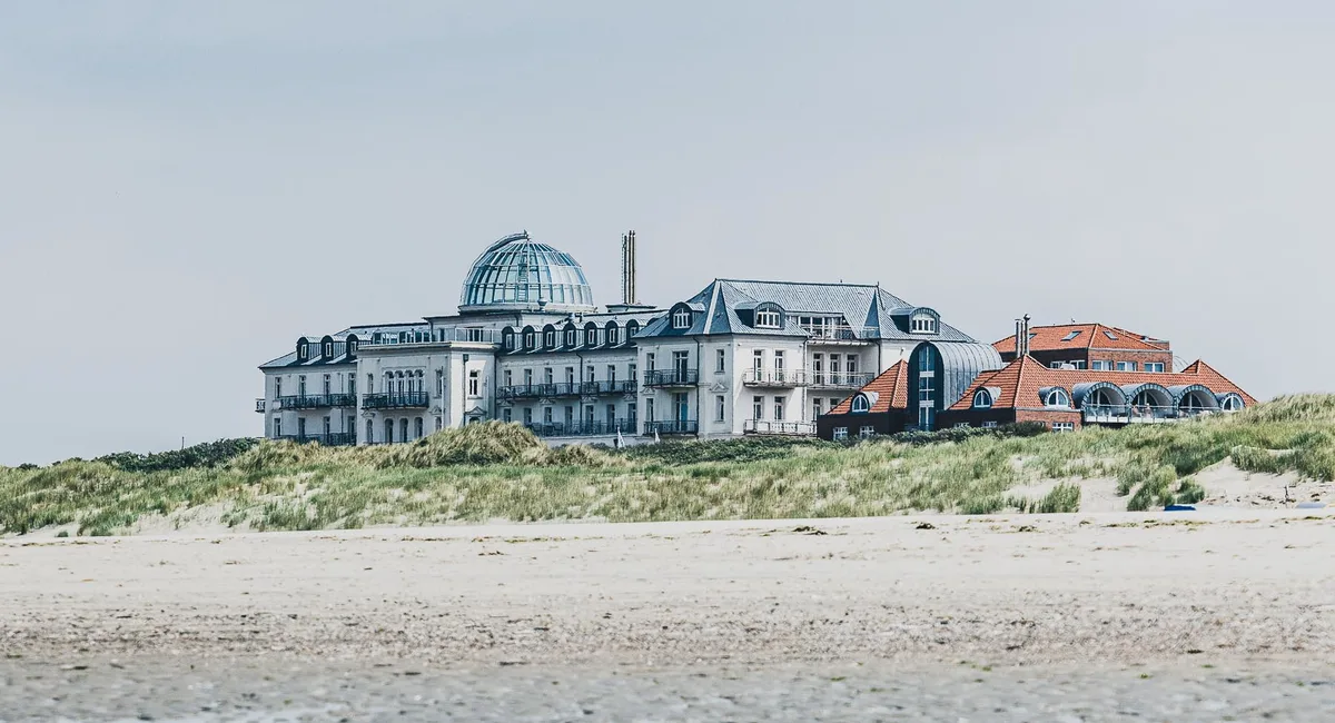 d28a555b92db-Hauptbadestrand-auf-Juist-Blick-aufs-Dorf Hauptbadestrand auf Juist - Blick aufs Dorf Hotel Kurhaus