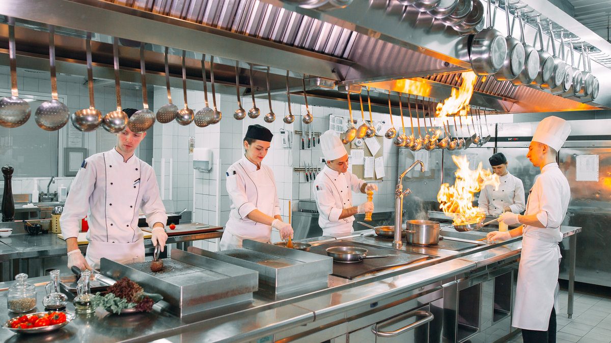 Küche Hotel Kochen Fine Dining Foto iStock davit85