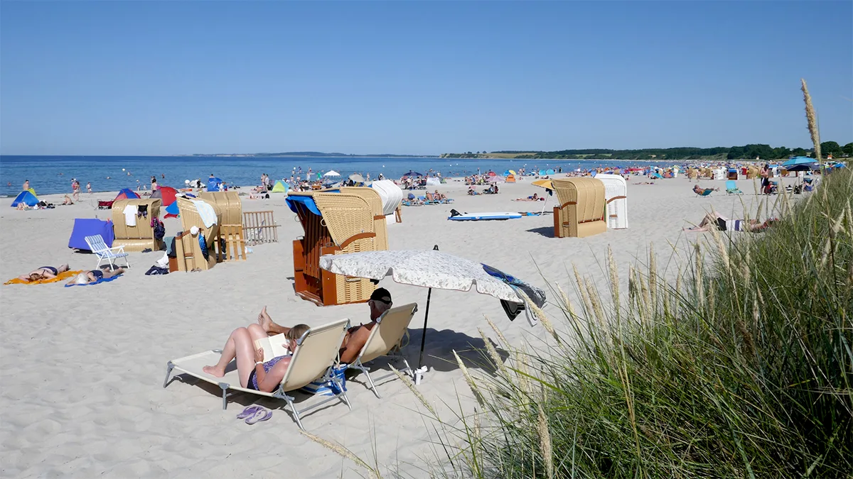 Deutschland Ostsee Hohwacht Bucht Strand Strandkörbe Menschen Foto iStock Anela Deutschland Ostsee Hohwacht Bucht Strand Strandkörbe Menschen Foto iStock Anela.jpg