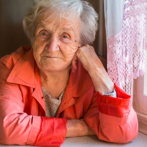 alte Dame, Seniorin, verschmitzt, attraktiv, allein