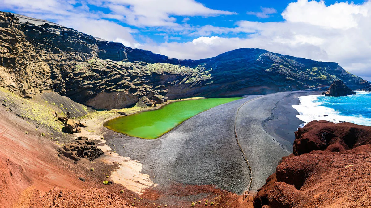 Spanien Lanzarote Lago Verde iStock Freeartist-805815602 Lanzarote Lago Verde