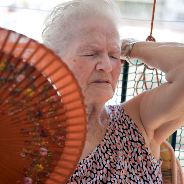 Hitze Seniorin Hitzeschutz Fächer iStock David Petrus Ibars.jpg