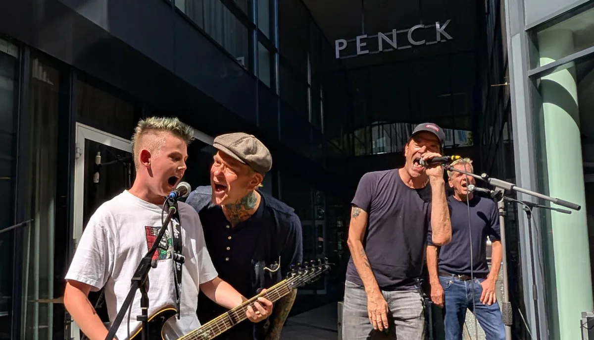 fb042a2894b2-Punck-Hotel-DTH-2-credit-Emil-Falkenau Penk Hotel Dresden Toten Hosen auf der Bühne Musik Punk