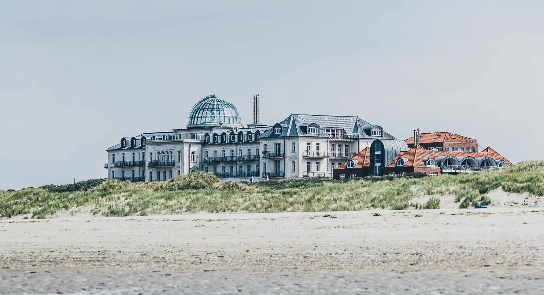 Hauptbadestrand auf Juist - Blick aufs Dorf Hotel Kurhaus