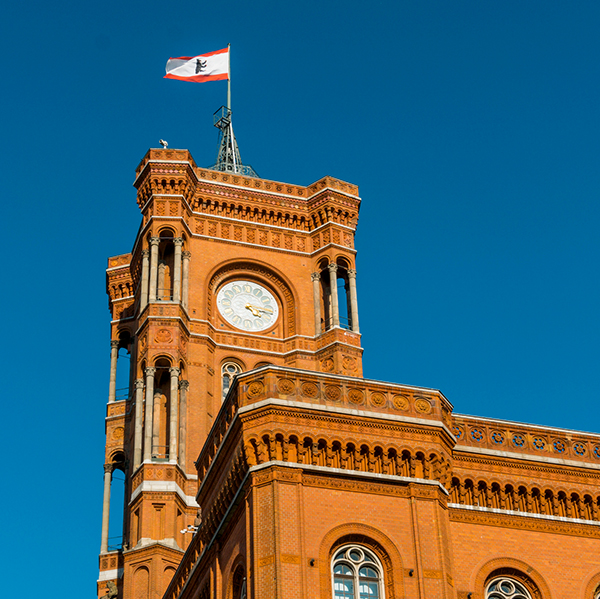 Berlin Rathaus Flagge iStock Robert Herhold.jpg