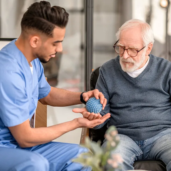 313bb5ee9551-Junger-Pfleger-alter-Mann-iStock-Zinkevych Junger Pfleger alter Mann iStock Zinkevych.jpg