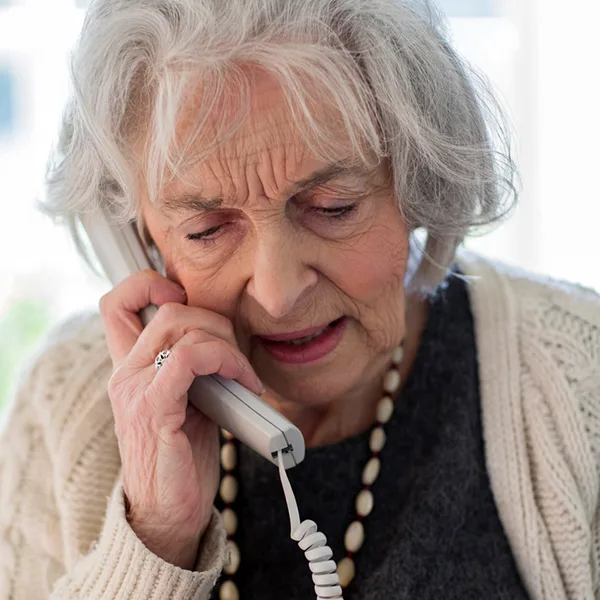 f22d8549d46e-Alte-Frau-Telefonn-Betrug-iStock-Daisy-Daisy Alte Frau Telefon Betrug iStock Daisy-Daisy.jpg