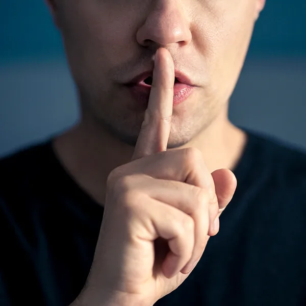 Schweigepflicht Mann Finger vorm Mund iStock Tero Vesalainen.jpg