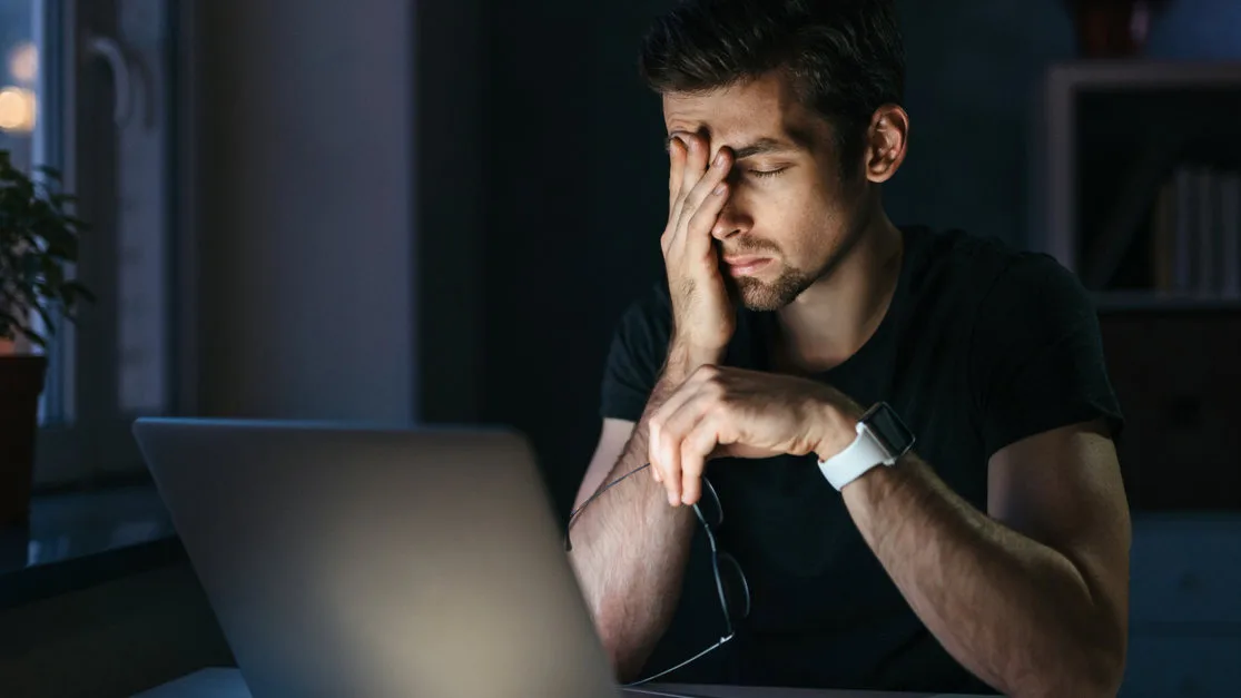 Stress Burnout Schlafmangel Erreichbarkeit Führungskräfte vernachlässigen besonders häufig den Schlaf – ein großer Fehler, denn wer zu wenig schläft, entscheidet oft schlechter