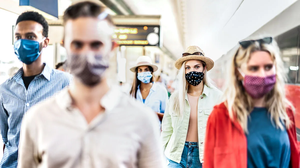 Bahn Menschen mit Maske iStock ViewApart-1275175027 Bahnhof Menschen mit Maske