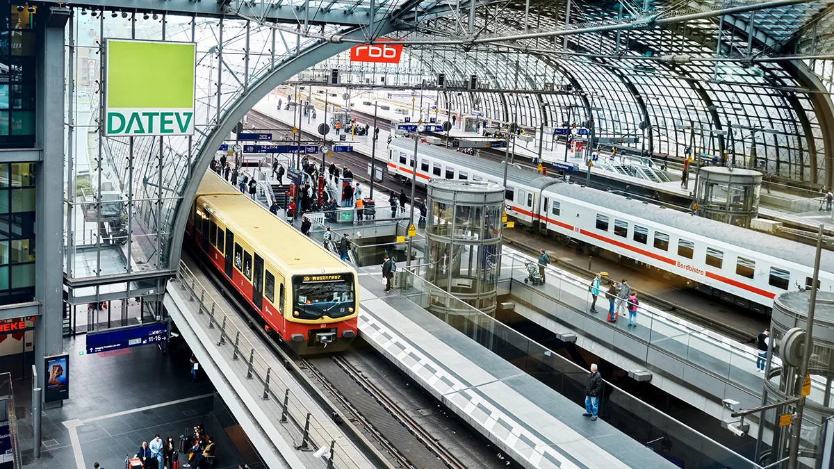 a6fbc674414d-Bahn-Berlin-Hauptbahnhof-Foto-DB-Dominic-Dupont Bahn Berlin Hauptbahnhof Foto DB Dominic Dupont.jpg