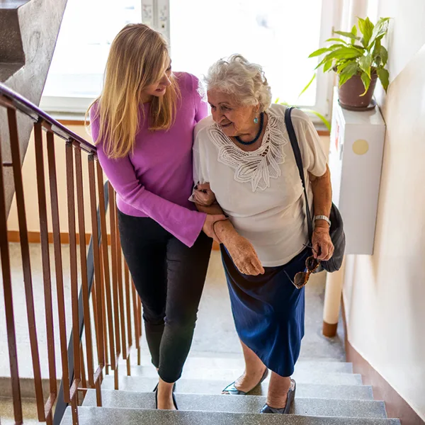 ff2639a55da7-Pflegende-Angehoerige-Treppe-junge-und-alte-Frau-iStock-PIKSEL Pflegende Angehörige Treppe junge und alte Frau iStock PIKSEL.jpg