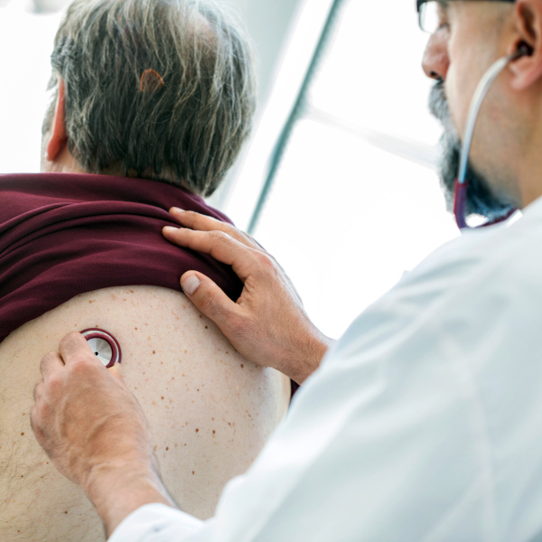 Alter Mann Doktor Arzt Stetoskop abhören.jpg