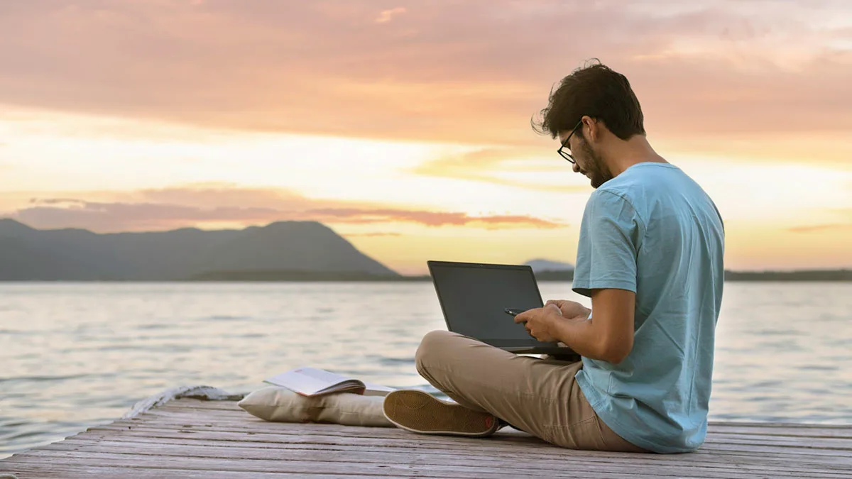 15eb8146fc45-Laptop-am-Meer-mobiles-Arbeiten-iStock-Armando-Oliveira-1413757764 mobiles Arbeiten