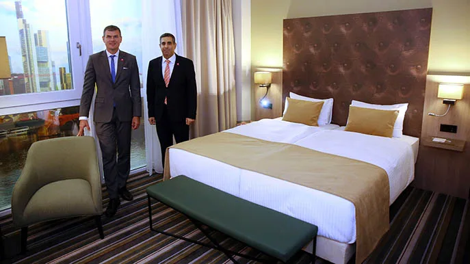 Ingo_Domaschke_und_Oded_Zizovy_im_Musterzimmer_des_Leonardo_Offenbach_Frankfurt Ingo_Domaschke_und_Oded_Zizovy_im_Musterzimmer_des_Leonardo_Offenbach_Frankfurt