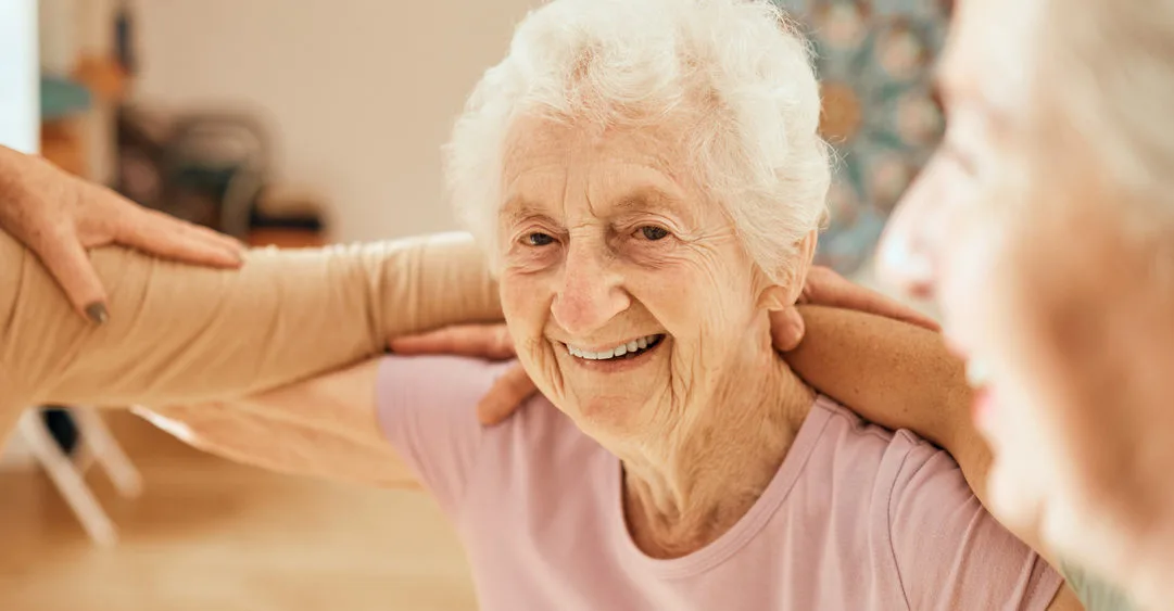 Seniorin Bewegung Gemeinschaft fröhlich Tanzen Betreuung Erst betreuen Physiotherapeuten die Übungen, anschließend Alltagsbegleiter (Symbolbild)