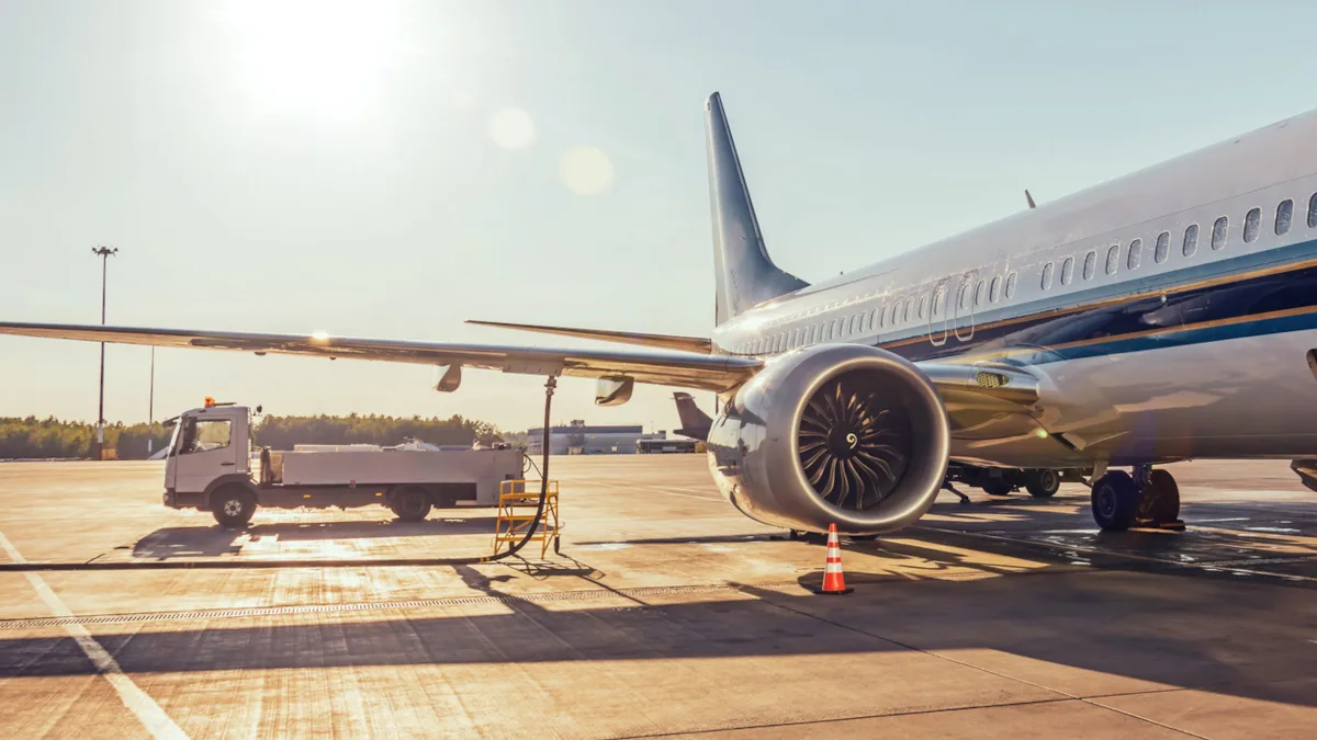 9290fee03295-Flugzeug-Betankung-Kerosin-iStock-aapsky-1278067350 Flugzeug Betankung Kerosin