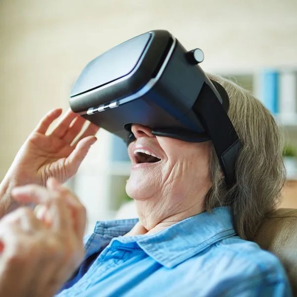 Virtual Reality VR-Brille Senioren Foto iStock shironosov Virtual Reality VR-Brille Senioren Foto iStock shironosov
