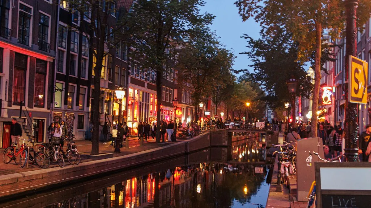 79825035e9b3-Niederlande-Amsterdam-Rotlichtviertel-Nachtleben-grachten-Foto-iStock-Yurgetum Niederlande Amsterdam Rotlichtviertel Nachtleben grachten Foto iStock Yurgetum