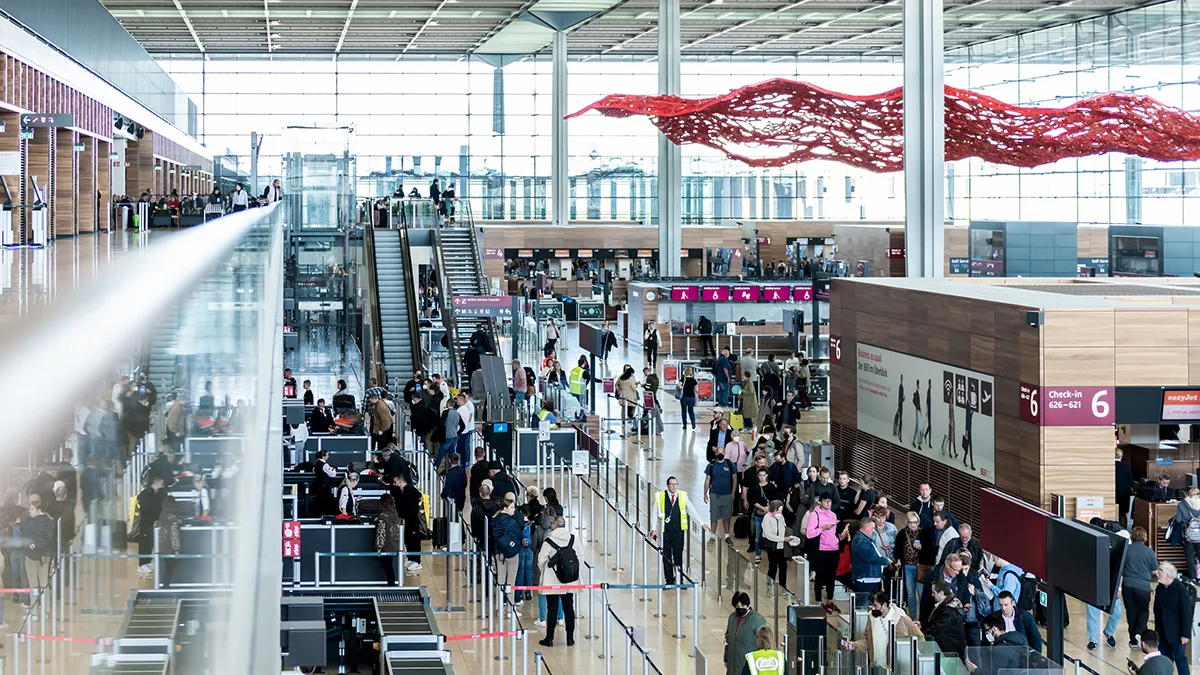 ff31b110e213-Flughafen-BER-Terminal-2-innen-Foto-Flughafen-BER-Zershchikova Flughafen BER Terminal 2 innen Foto Flughafen BER Zershchikova.jpg