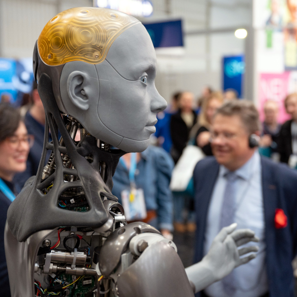 Pro Care 26 Roboter Ameca Foto Rainer Jensen.JPG