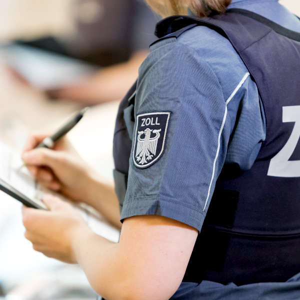 Zoll Beamtin Razzia Kontrolle Foto Zoll.jpg