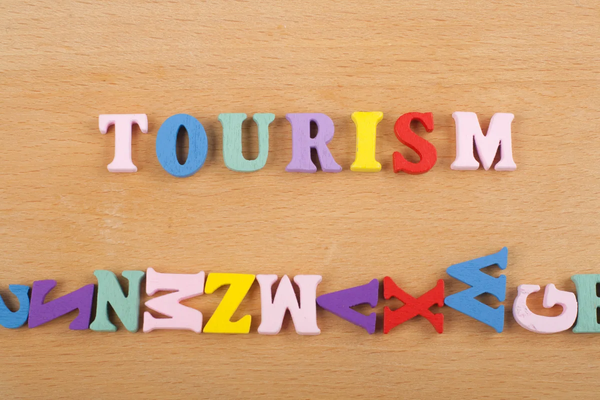 ca0163013b65-iStock-1145061638-1- Tourismus Buchstaben