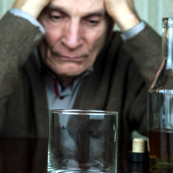 Alkohol Sucht Alter Mann iStock Yaraslau Saulevich.jpg