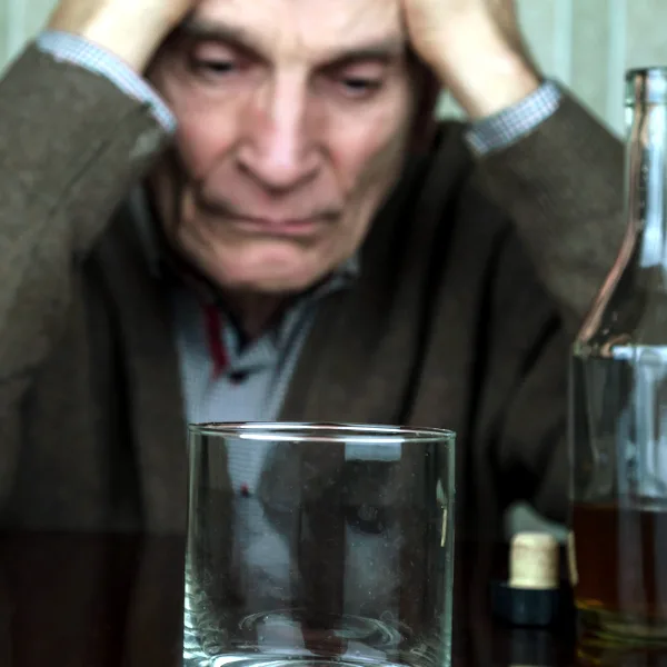 Alkohol Sucht Alter Mann iStock Yaraslau Saulevich.jpg