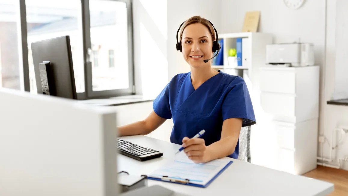 Telepflege Pflegefachkraft Computer Headset iStock dolgachov Telepflege Pflegefachkraft Computer Headset iStock dolgachov
