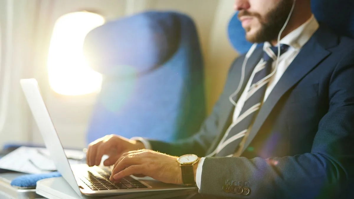 cb3a48105f7a-Flugzeug-Internet-Laptop-Geschaeftsreise-Foto-iStock-Seventy-Four Flugzeug Internet Laptop Geschäftsreise Foto iStock Seventy Four